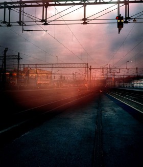 Järnvägsspår i dunkelt ljus