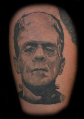 Frankensteins ansikte tatuerat på ben
