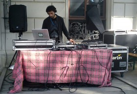 José González i DJ-båset utanför Storan