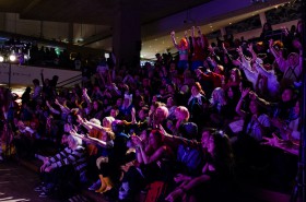 Publiken i jubel inför artisten som uppträder under Confusion, 2012. © Gabriel Kulig