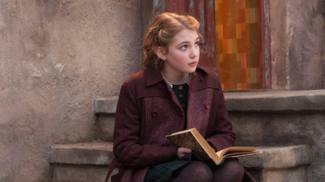 Unga flickan Liesel är huvudpersonen i filmen Boktjuven.