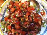 En färsk mexicansk salsa bestående bland annat av tomater, lök, koriander och chili.